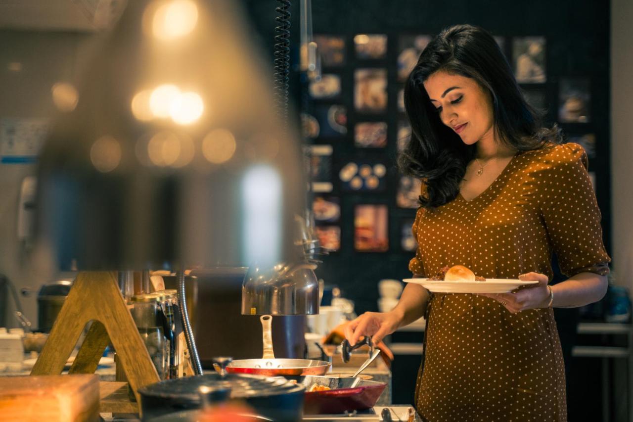 Novotel Chennai OMR Exterior foto A woman preparing a meal