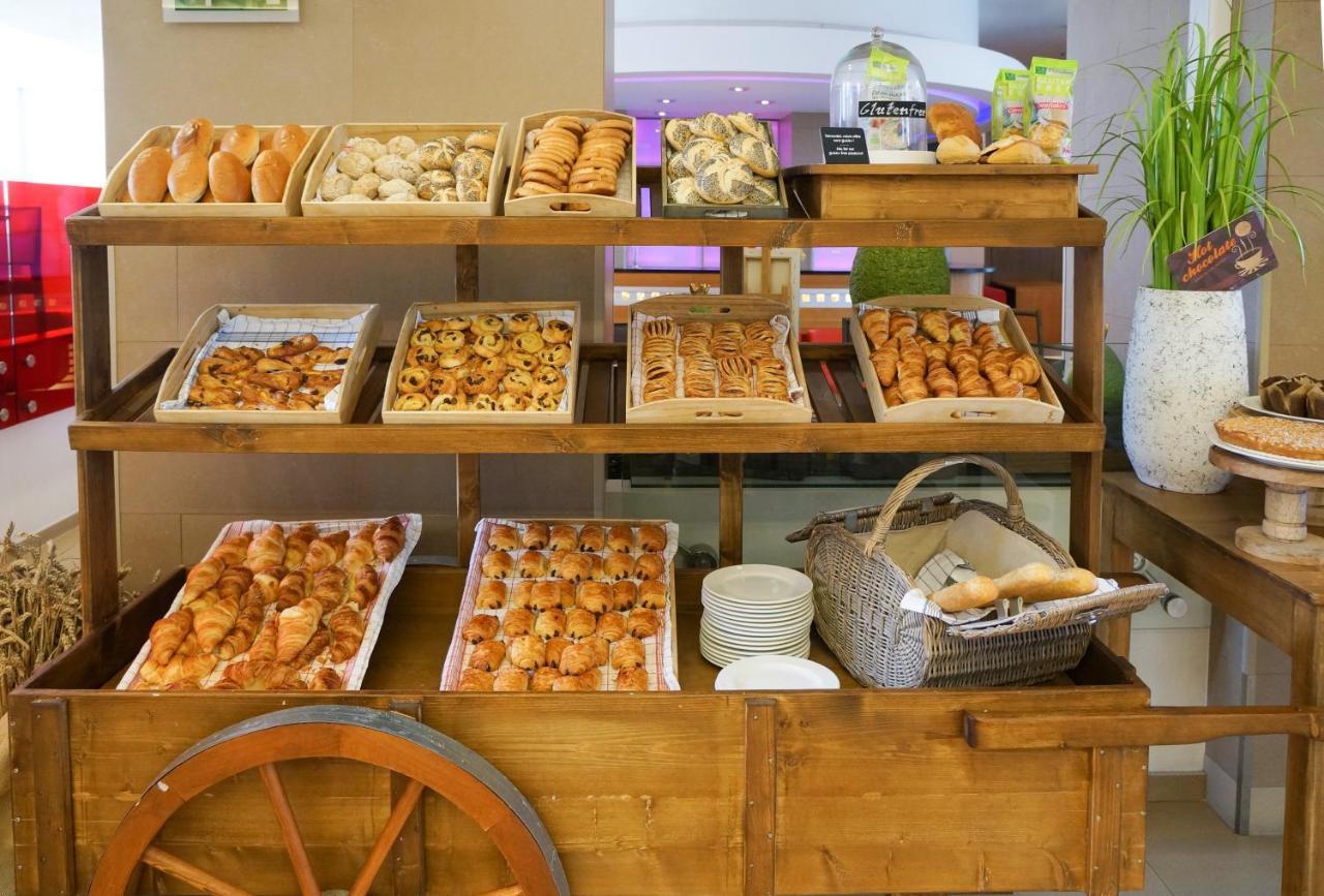 Novotel Chennai OMR Exterior foto A bread cart