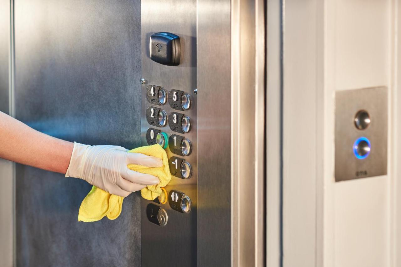 Novotel Chennai OMR Exterior foto Disinfection of elevator buttons