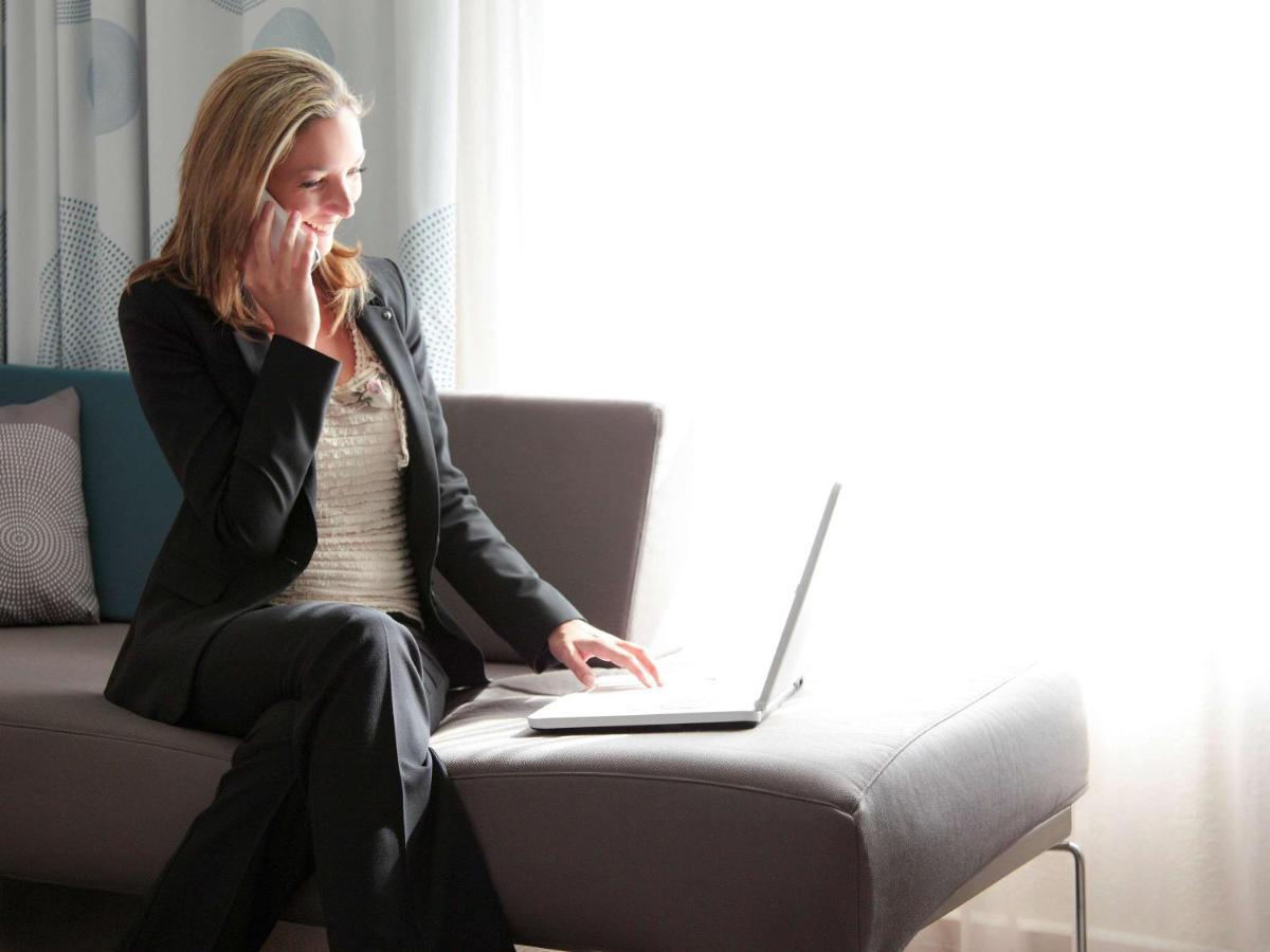 Novotel Chennai OMR Exterior foto A woman working from home