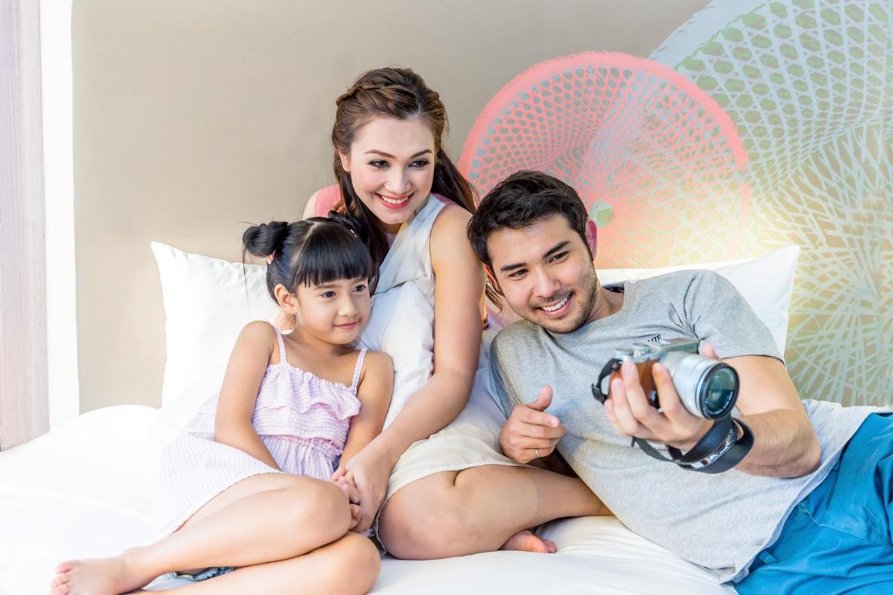 Novotel Chennai OMR Exterior foto Family watching television