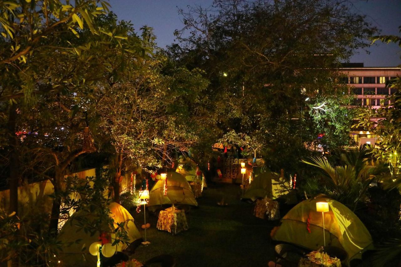 Novotel Chennai OMR Exterior foto Campers at night