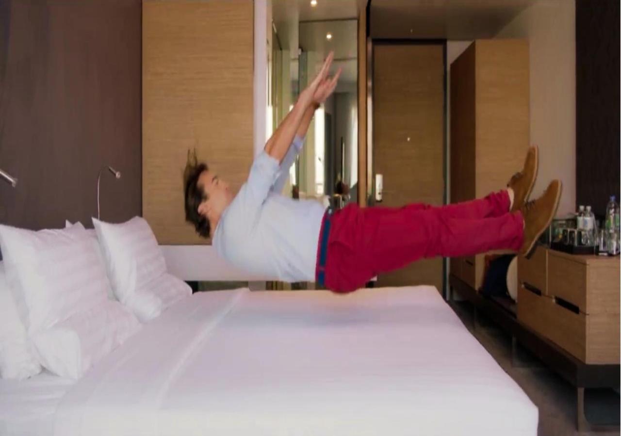 Novotel Chennai OMR Exterior foto A man doing a bed press