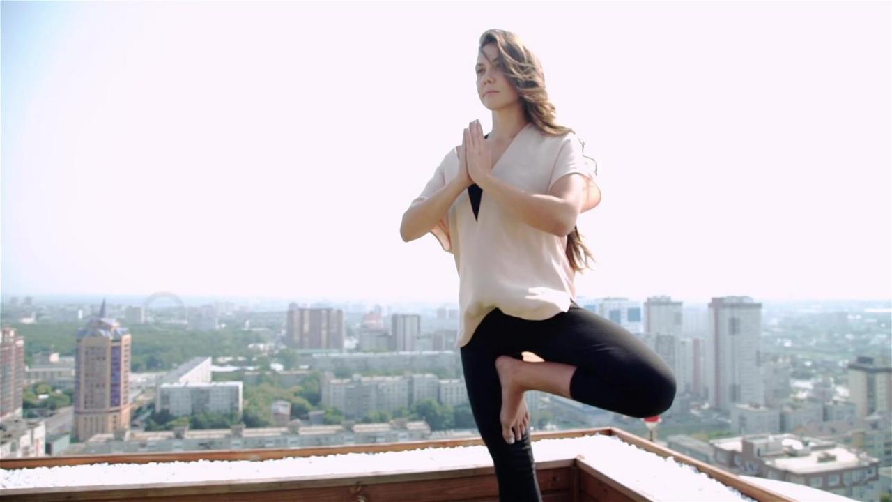 Novotel Chennai OMR Exterior foto A woman practicing yoga