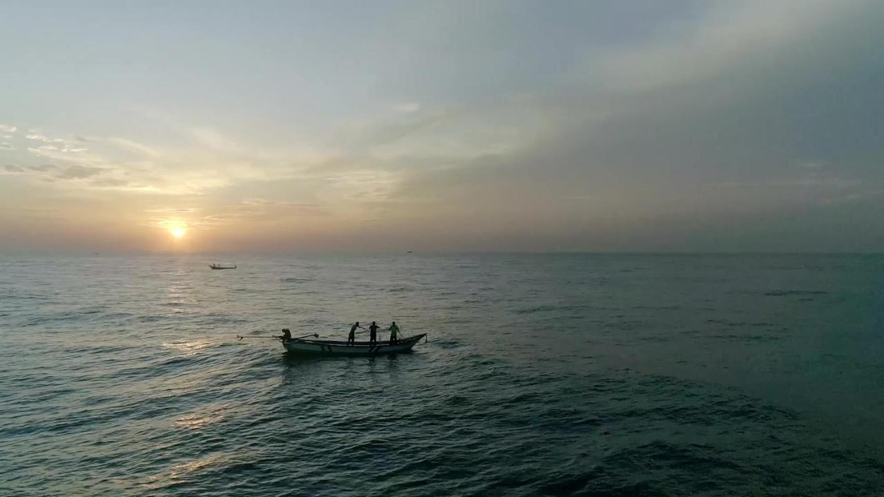 Novotel Chennai OMR Exterior foto Sunset at the Bay of Bengal