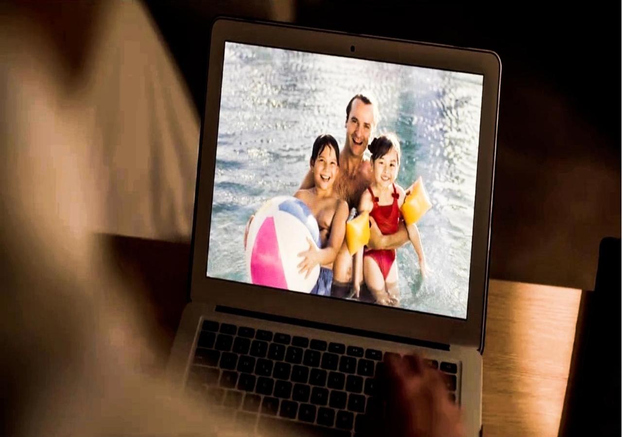 Novotel Chennai OMR Exterior foto A photo being viewed on a laptop