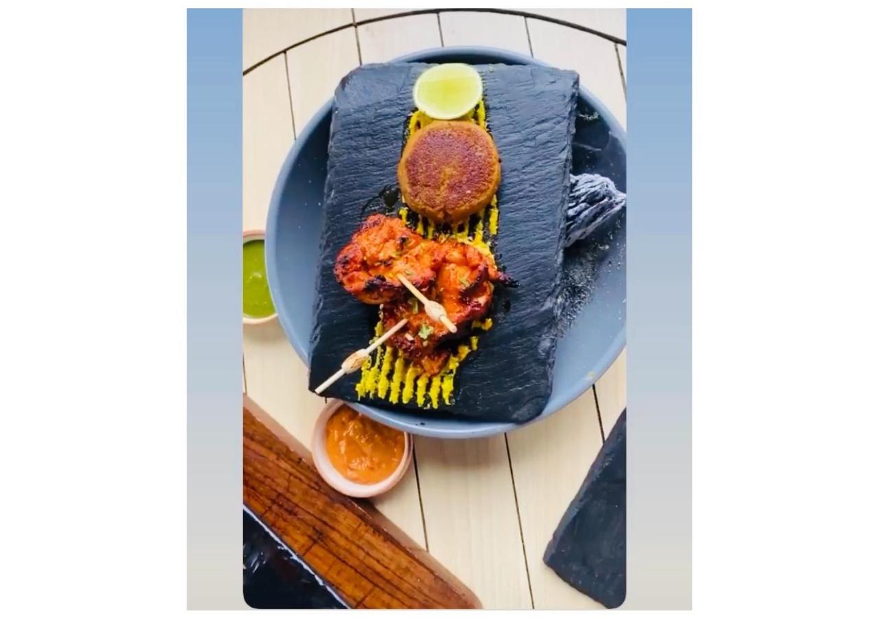 Novotel Chennai OMR Exterior foto A plate of chicken and fish pakora