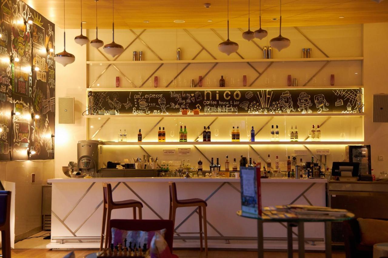 Novotel Chennai OMR Exterior foto The bar at the hotel