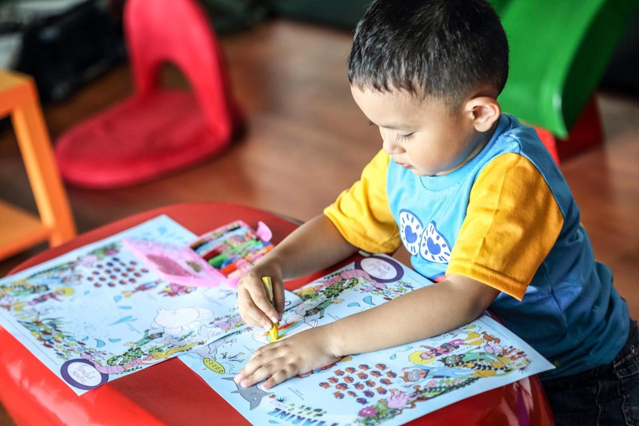 Novotel Chennai OMR Exterior foto Child colouring a picture