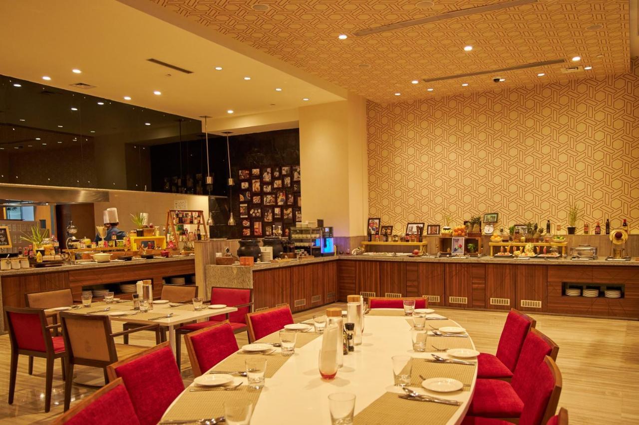 Novotel Chennai OMR Exterior foto The buffet at the hotel