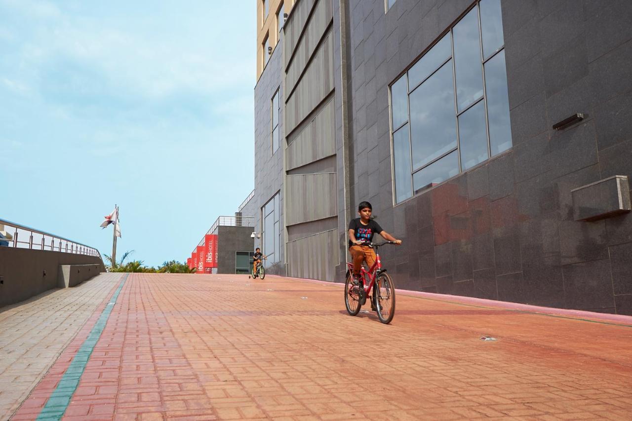 Novotel Chennai OMR Exterior foto A boy cycling on the road