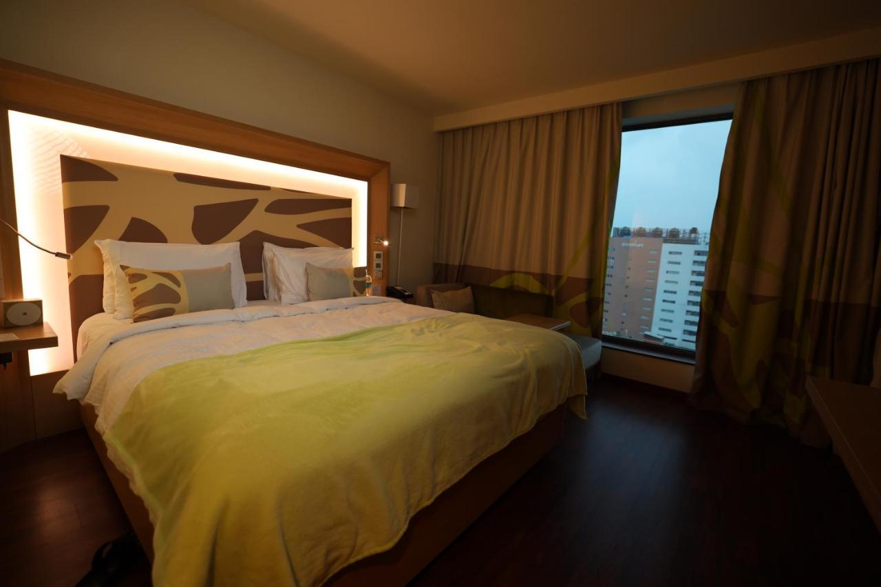 Novotel Chennai OMR Exterior foto A room at the hotel